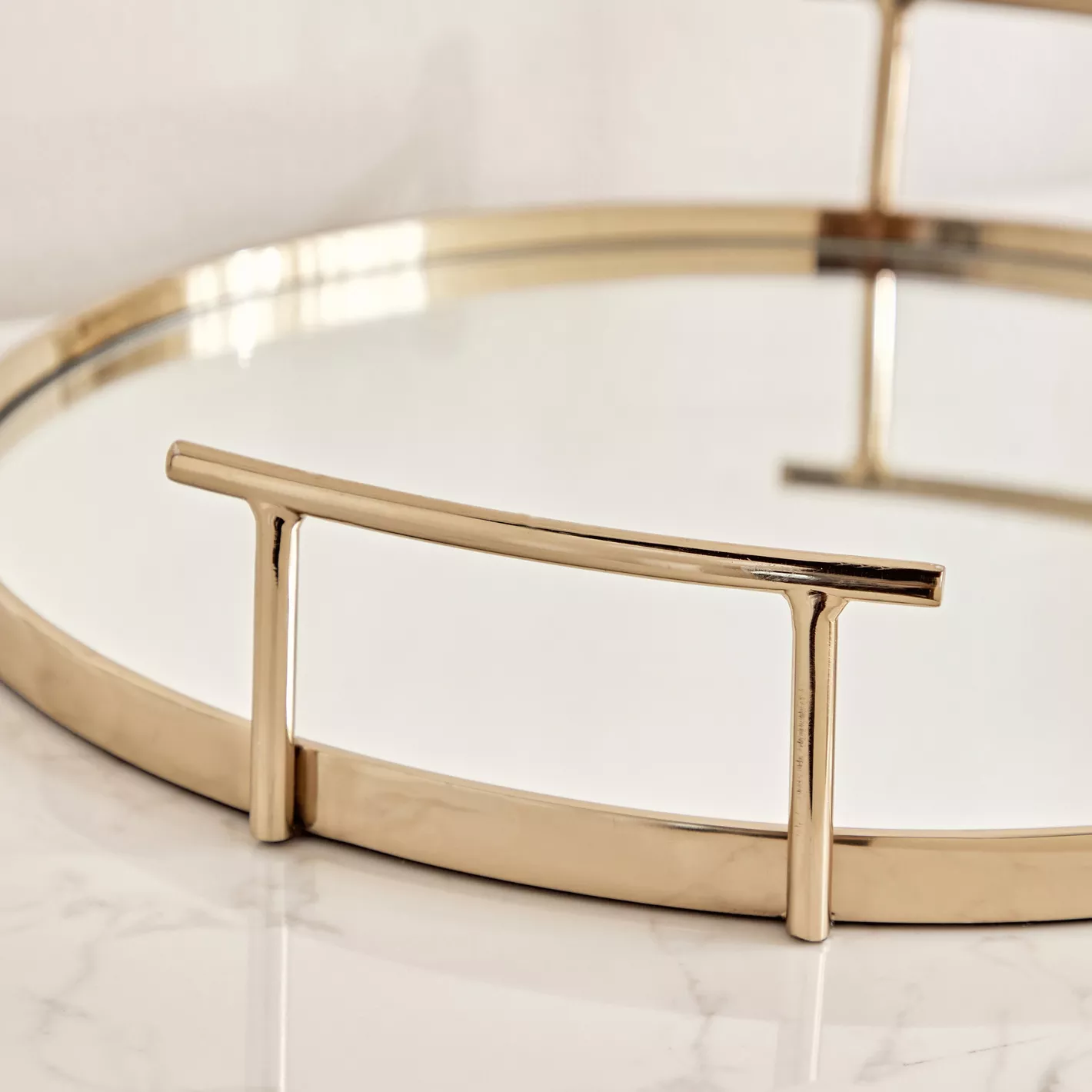 Metal Serving Tray With Clear Glass 2 Side Handle Support. - Image 3